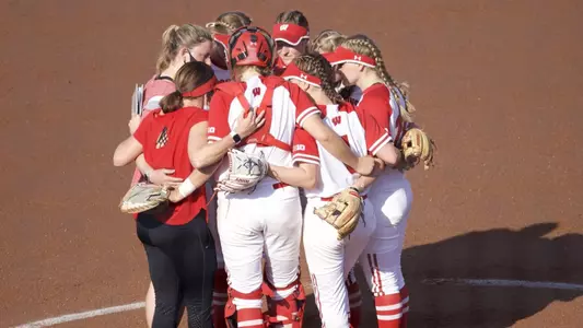 Badgers huddle against Illinois
