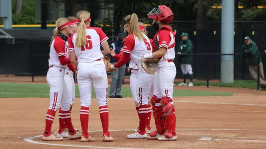 Badgers huddle at MSU