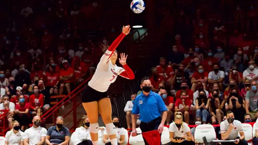 Giorgia Civita serves up an ace against Baylor