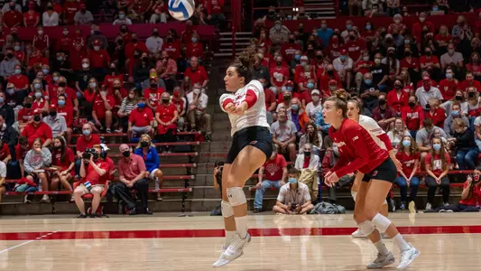 Giorgia Civita passes the ball.