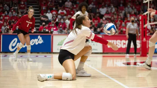 Izzy Ashburn goes to her knees for a pass.