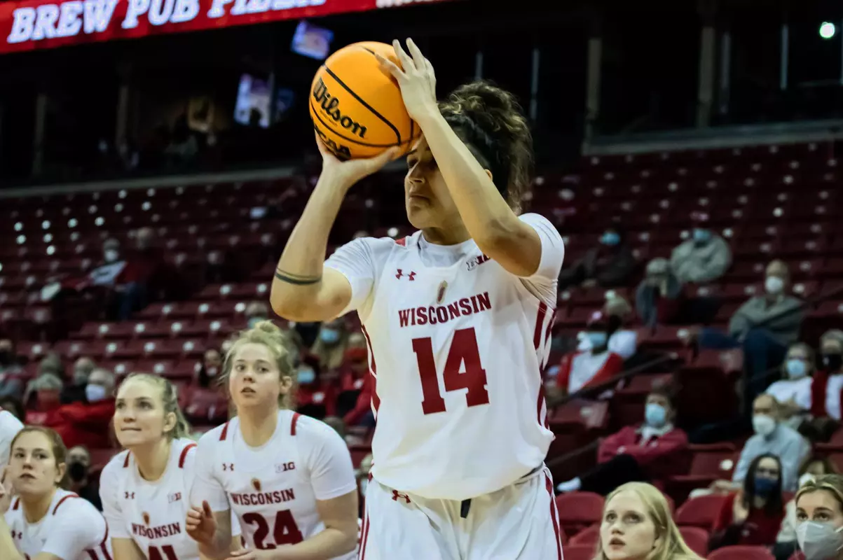 Krystyna Ellew shoots the ball.