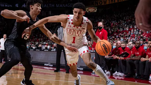 Johnny Davis drives the basketball during a game vs. Michigan State