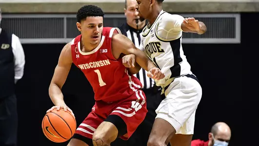 Johnny Davis posts up a defender during a game at Purdue