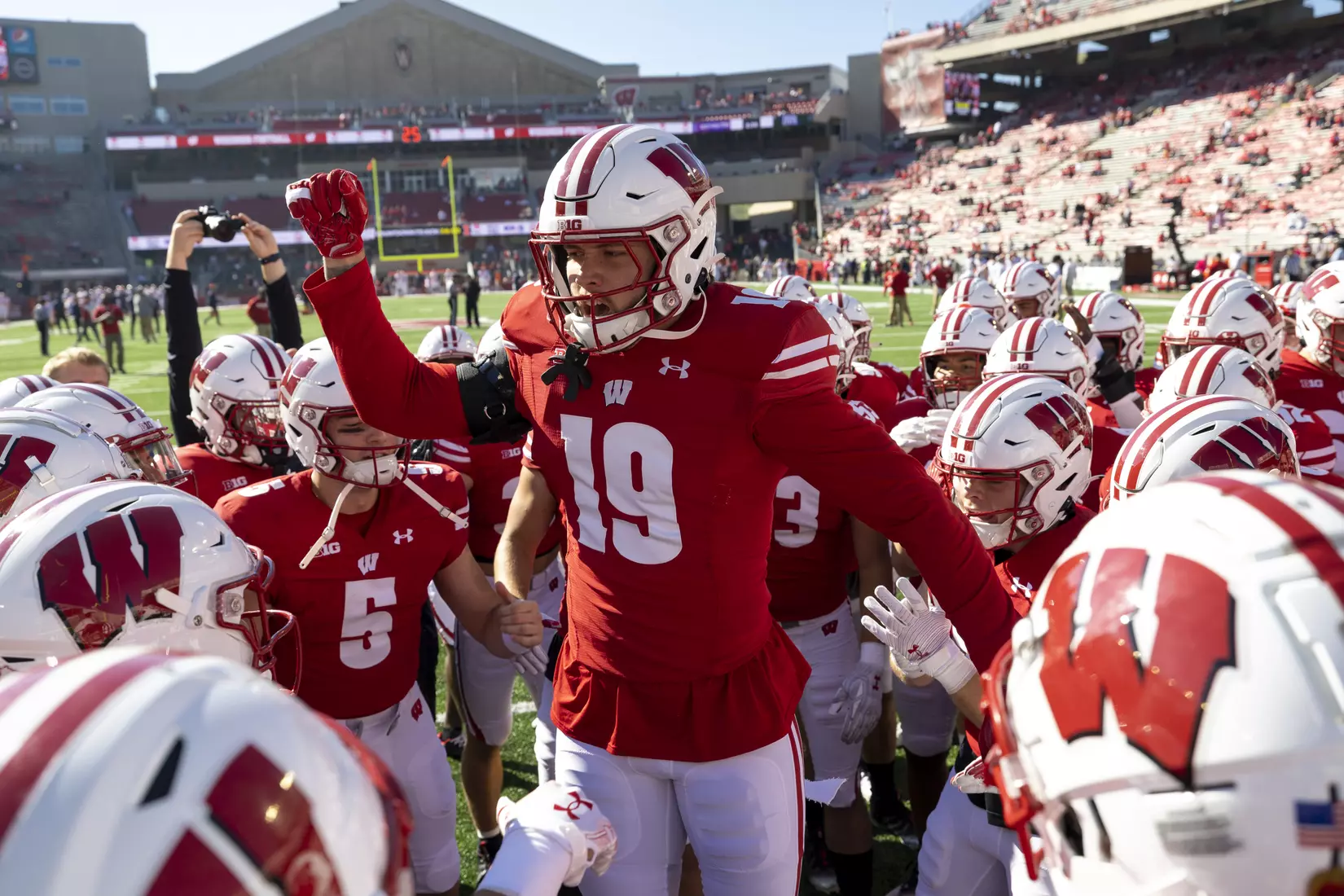 Wisconsin Badgers Nick Herbig hypes up the team during warms up prior to an NCAA college football game against the Illinois Fighting Illini, Saturday, Oct. 1, 2022 in Madison, Wis. (Photo by David Stluka/Wisconsin Athletic Communications)