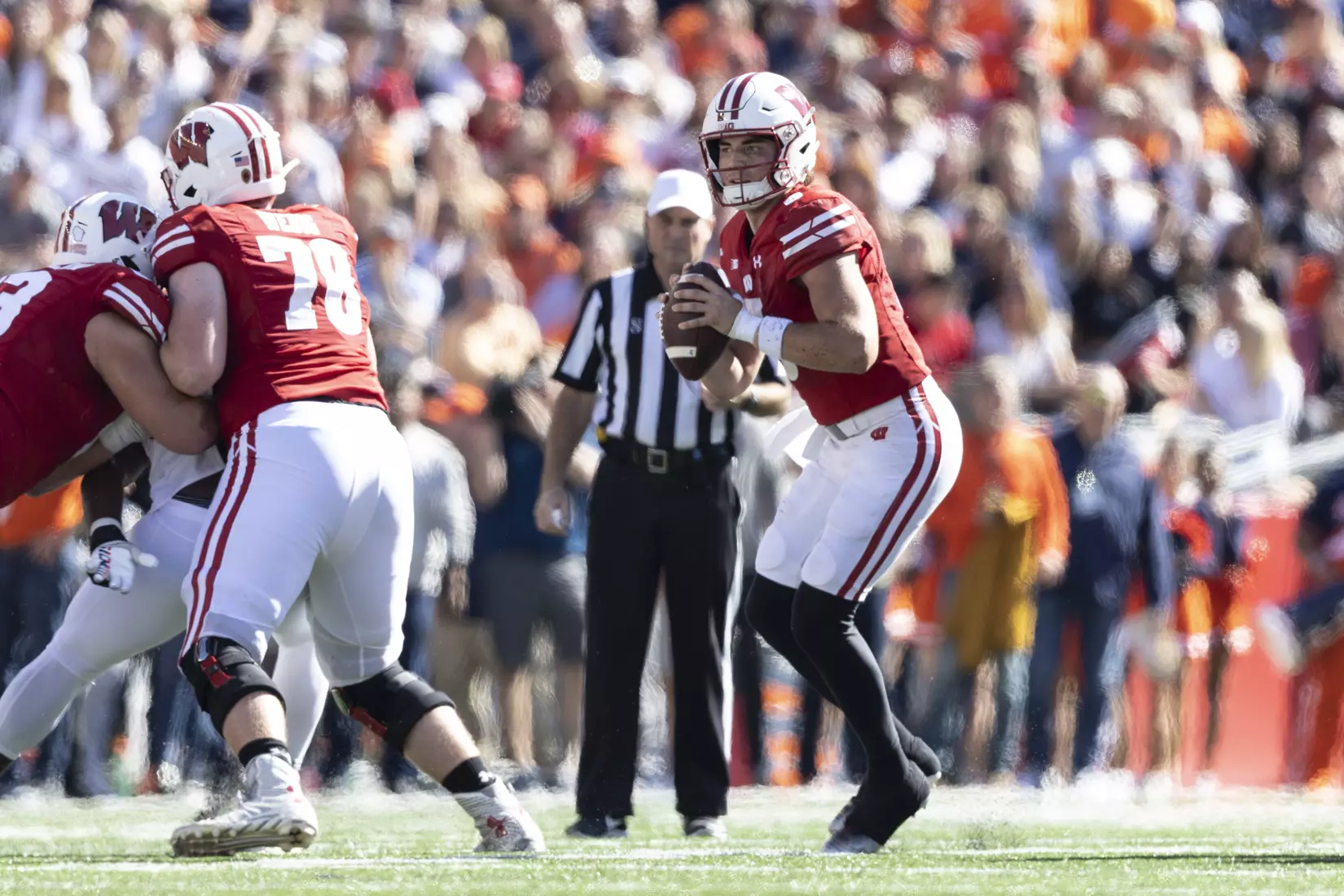 The Wisconsin Badgers quarterback Graham Mertz scans the field for an open player during an NCAA football game against the University of Illinois October 1, 2022 in Madison, WI.Photo by Tom Lynn/Wisconsin Athletic Communications