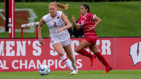 Emma Jaskaniec dribbling the ball downfield