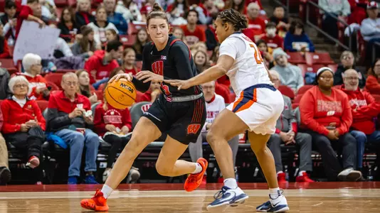 Julie Pospisilova dribbling with an Illinois defender nearby