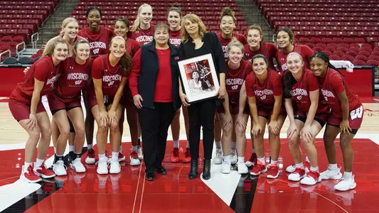 Theresa Huff and the women's basketball team posing for a photo