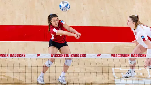 Gulce Guctekin passes the ball during a match