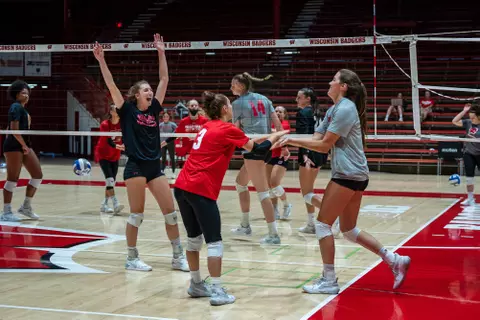 Sydney Hilley, Lauren Barnes and Danielle Hart cheering at Wisconsin volleyball practice together 2021