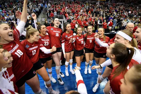 Wisconsin volleyball team huddle at 2020 NCAA Final