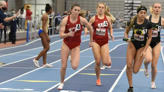 Victoria Heiligenthal hands off to Bianca Stubler in the DMR