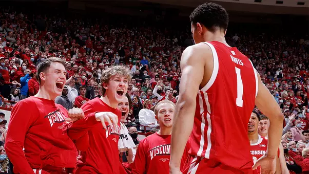 Wisconsin's bench cheers for Johnny Davis