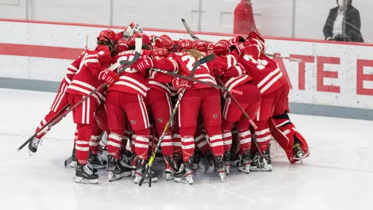 Badgers huddle at Ohio State