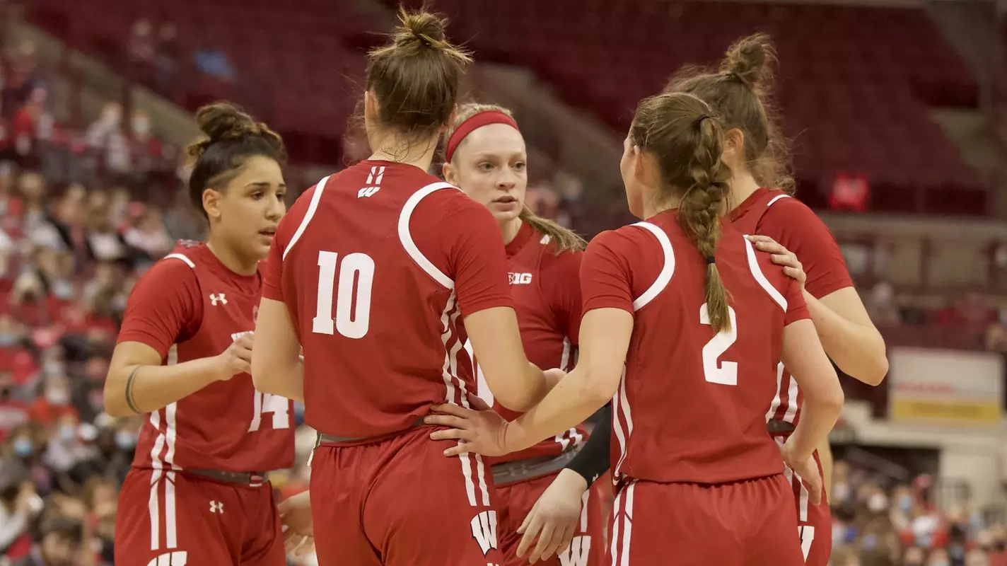 The Badgers huddle up on the floor at Ohio State.