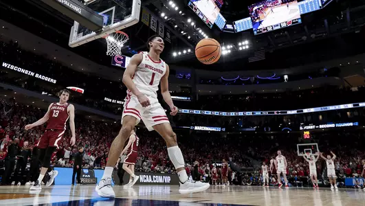 Johnny Davis celebrates after a dunk during an NCAA tournament game vs. Colgate