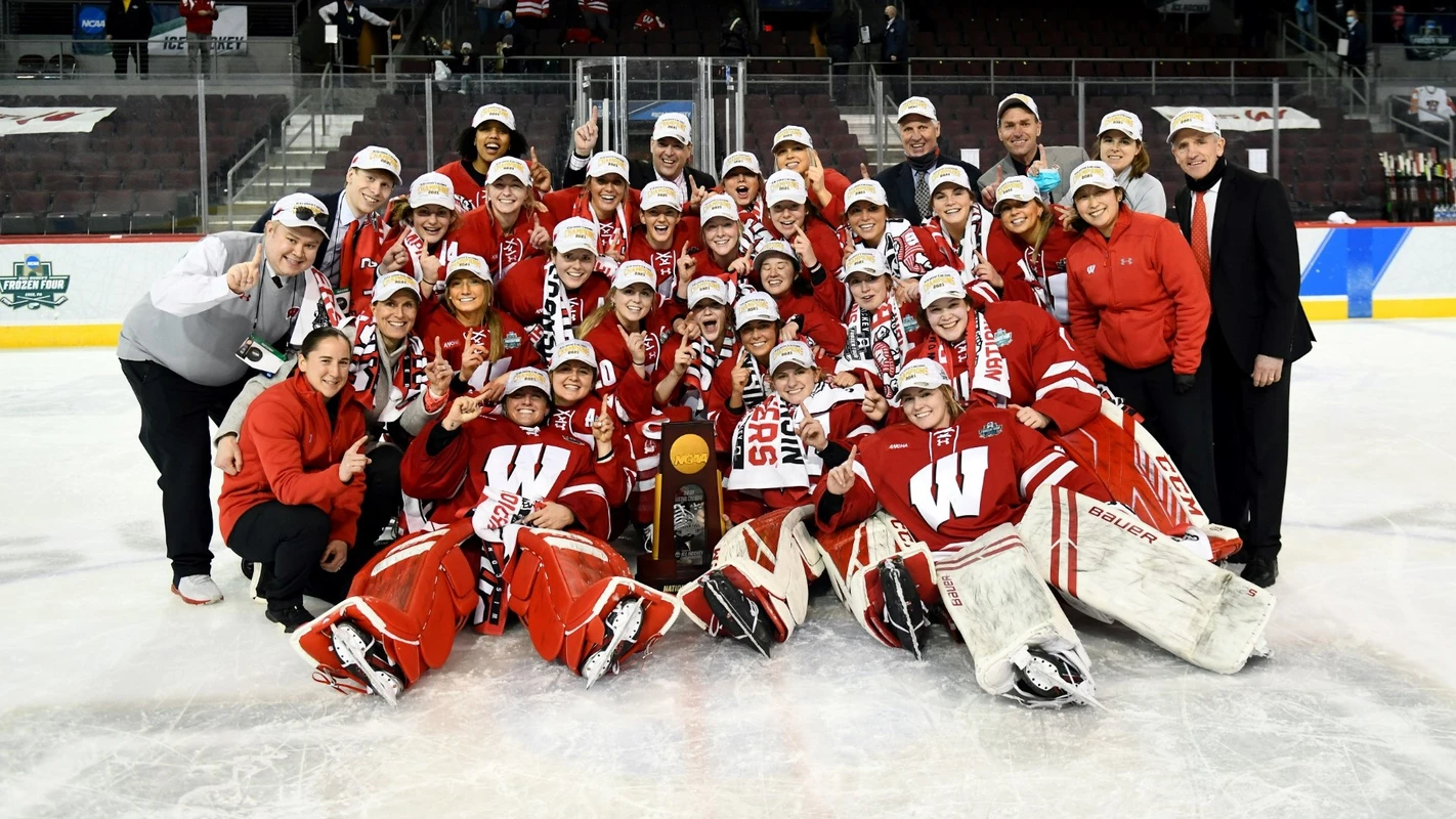 2020-21 UW Women's Hockey Team Photo