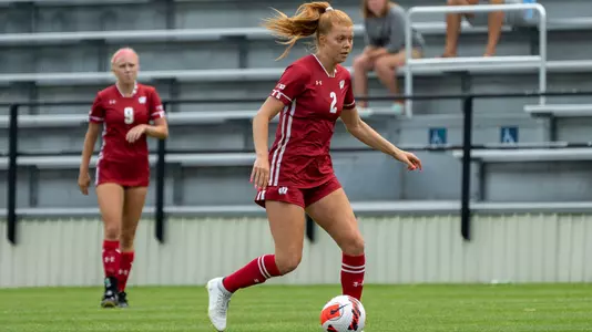 Emma Jaskaniec dribbling the ball downfield