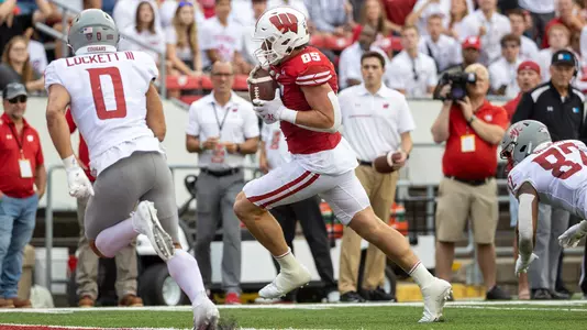 Wisconsin football tight end Clay Cundiff (85) scores a touchdown from a pass from quarterback Graham Mertz in 17-14 loss to Washington State on Saturday, Sept. 10, 2022 at Camp Randall Stadium in Madison, Wis.