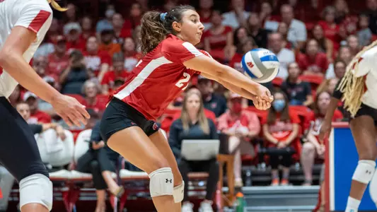 Gulce Guctekin passes the ball.