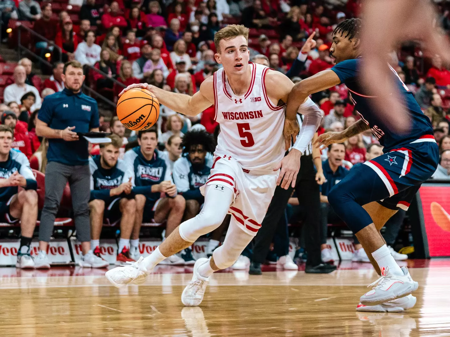 Tyler Wahl drive around the paint