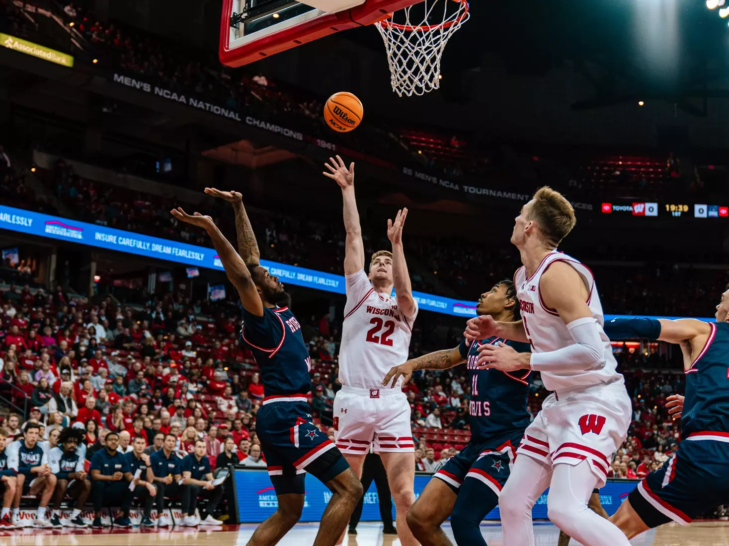 Steven Crowl throws up the ball