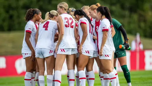 The Badgers huddle up before kickoff