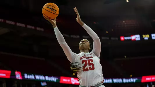 Serah Williams in the air shooting a layup with her right hand