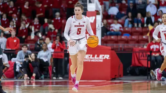 Julie Pospisilova dribbling the ball up the court looking at the play developing