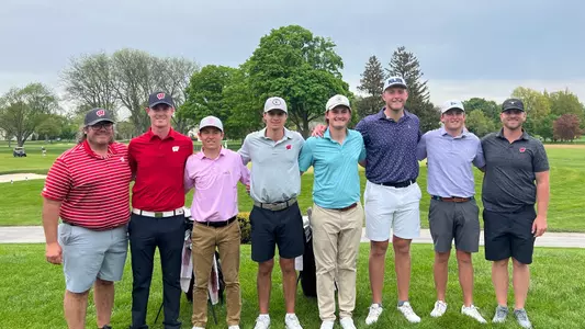 Wisconsin men’s golf poses after playing a round at the Country Club of Detroit