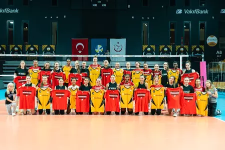 VB team photo with VakifBank Spor Kubülü Juniors