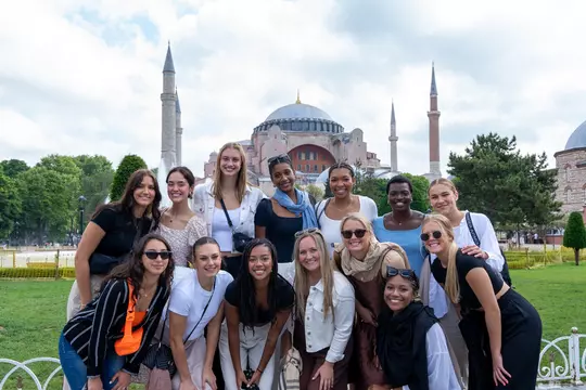 Wisconsin volleyball team photo in front of the Blue Mosque in Turkey on 2023 European Tour