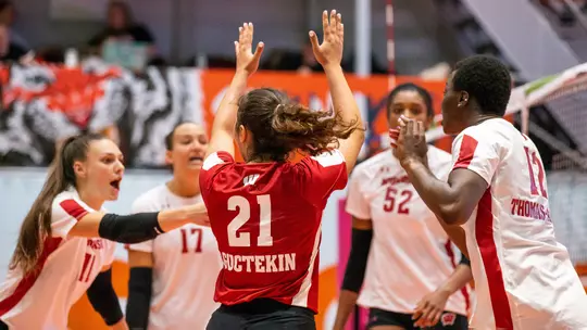 Gulce Guctekin, volleyball, huddles with her teammates during a match on the Badgers 2023 European tour