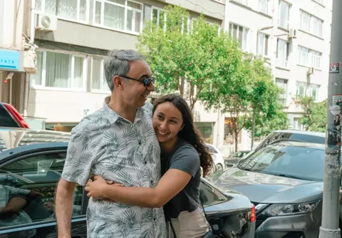 Gulce Guctekin, Wisconsin volleyball, hugs her dad on the 2023 European Tour
