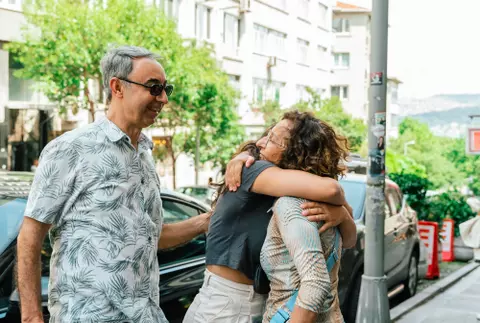 Gulce Guctekin, Wisconsin volleyball, hugs her parents on the 2023 European Tour
