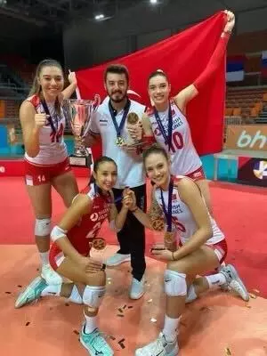 Gulce Guctekin, Wisconsin volleyball, together with former Turkish teammates and her former coach with the flag of Turkey on the Badgers' 2023 European Tour