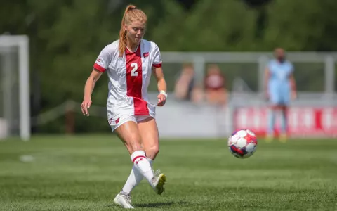 Emma Jaskneic kicks ball