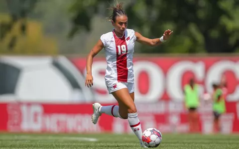 Aryssa Mahrt goes after ball