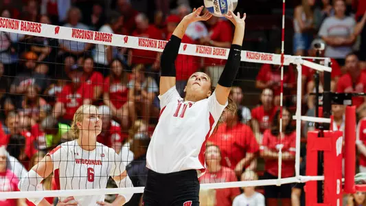 Izzy Ashburn back sets the ball