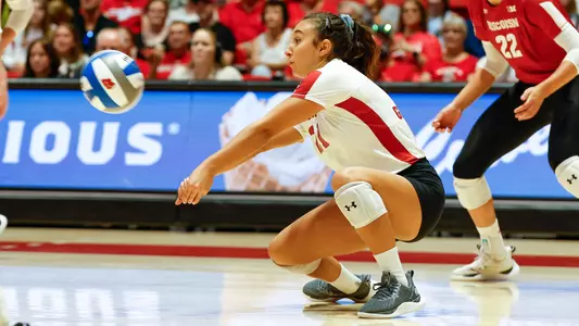 Gulce Guctekin goes deep for a pass