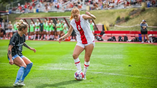 Emma Jaskaniec dribbles ball