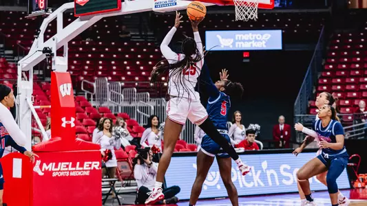 Serah Williams scoring 1000th point