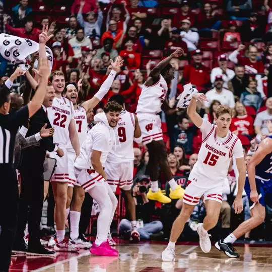 Isaac Gard hits first career three against Holy Cross