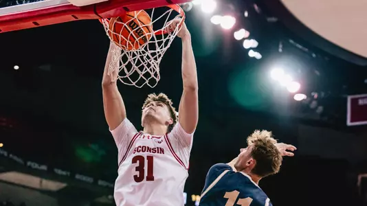 Nolan Winter dunks against Montana State