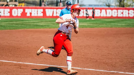 Ava Kuszak flashes heart during Home Run