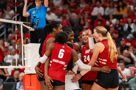 BADGERS HUDDLE ON COURT