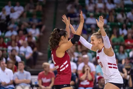 Lola Schumacher high fives Gulce Guctekin