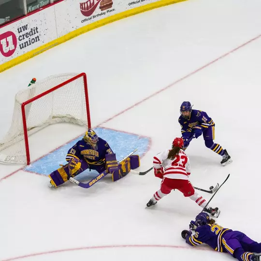Sarah Wozniewicz stick handles out in front of an opponent's net (square)