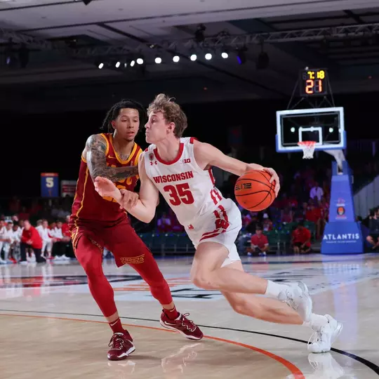 Wisconsin v Southern California at the Bad Boy Mower?s Men?s Battle 4 Atlantis Friday November 25, 2022 at Atlantis, Paradise Island in The Bahamas. (Photo by Tim Aylen)